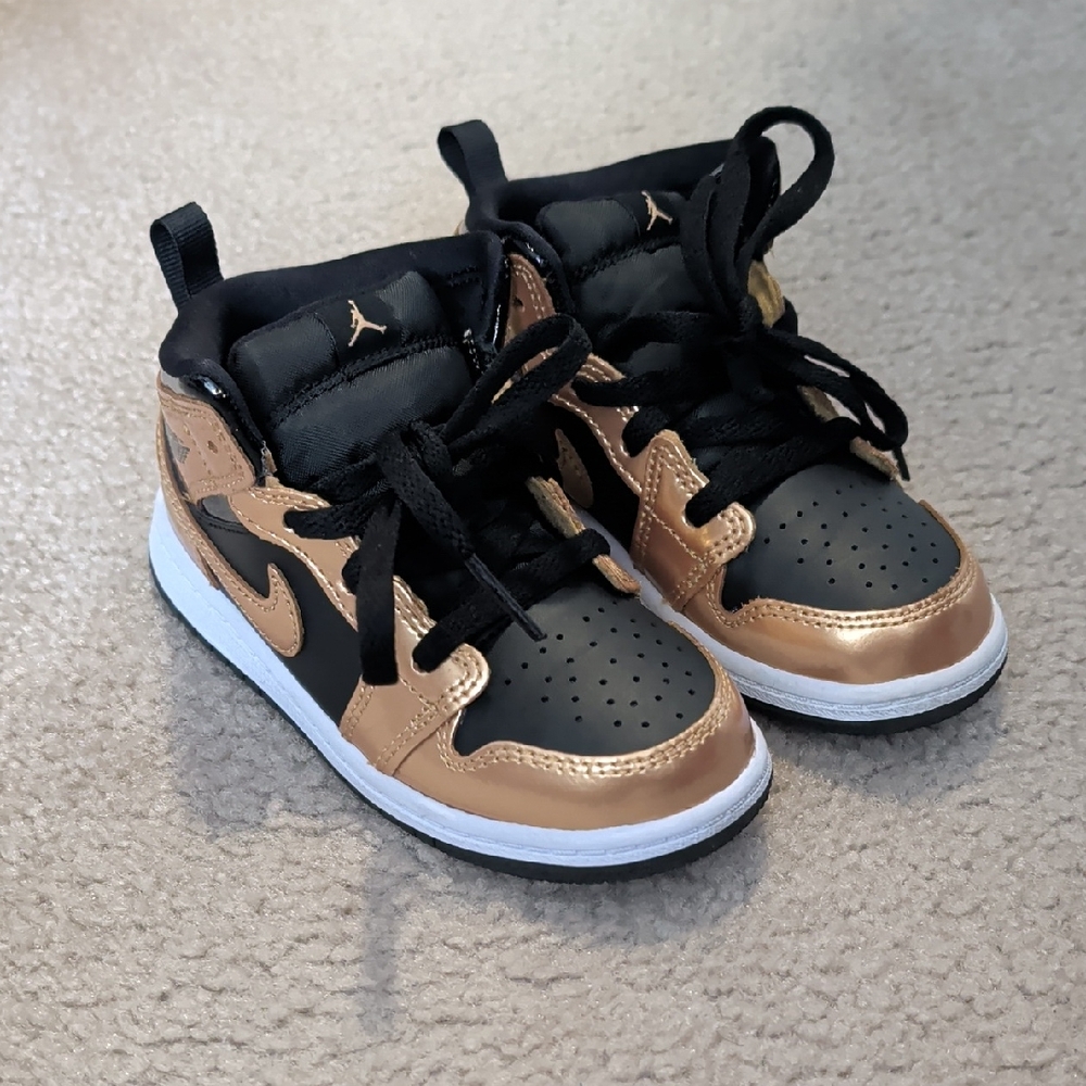 Nike Jordan 1 Mid SE (TD) Kids Mid-Top Sneakers in Black/Metallic Gold-White